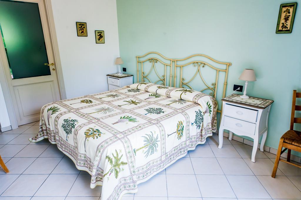 パリヌロ Donnasilia Bed & Breakfast エクステリア 写真